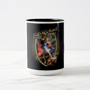 ST MICHAEL ÄRKEÄNGELN FÖRSVARAR US I STRID Två-Tonad MUGG