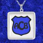 St. Michael's Shield med Monogram Silverpläterat Halsband<br><div class="desc">Under århundradenas lopp har St. Michael Archangel oftast skildrats i konst med hjälm och pansar och med svärd och sköld. Hans sköld har varierat i förhållande till tiden och ställe där konstnären bodde. Det har varit runda, ovala, rektangulära och de flesta av de olika armar som är kända från heraldry....</div>