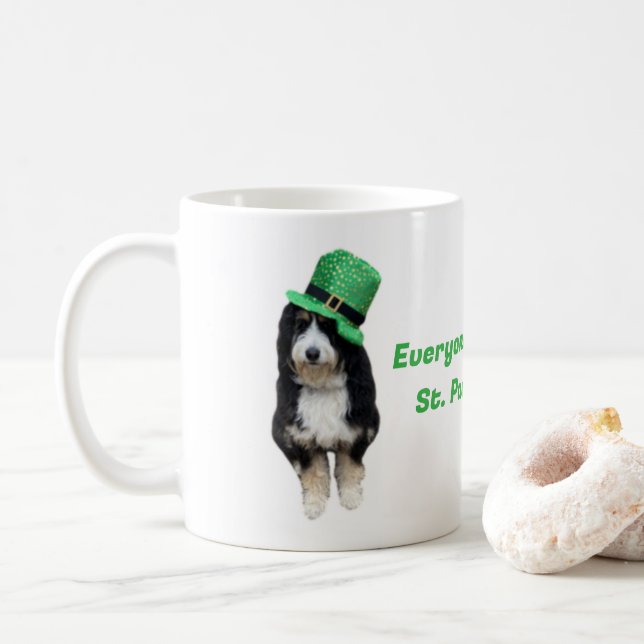 St Paddy's Day Bernedoodle med grönt party hat Kaffemugg (Med munk)