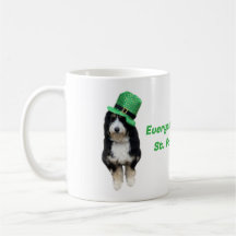 St Paddy's Day Bernedoodle med grönt party hat