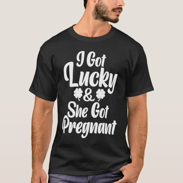 St Patrick Day Lucky Couple Pregnancy Announcement T Shirt (Framsida)