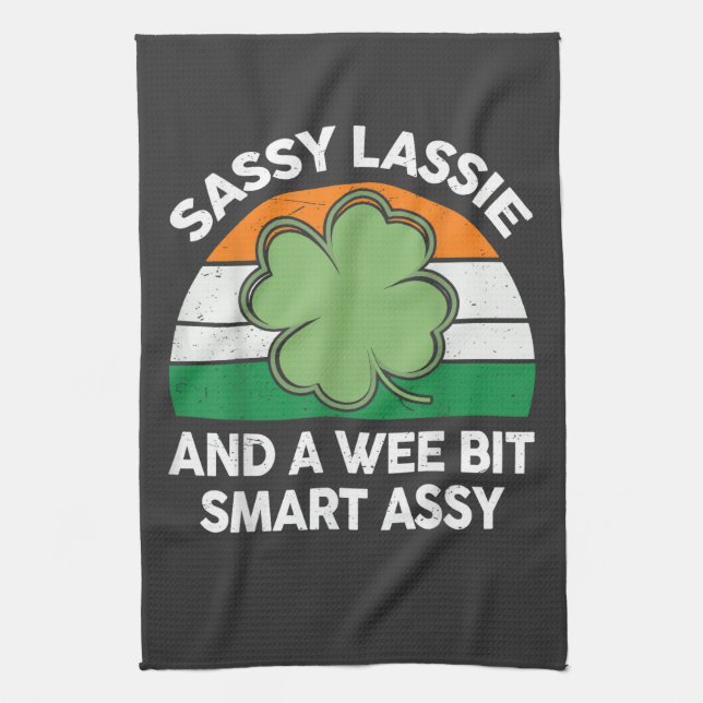 St Patrick Day Sassy Lassie Rolig Shamrock Irländs Kökshandduk (Vertikal)