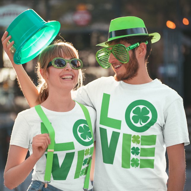 St. Patrick Kärlek T Shirt (Couples laughing together at St.Patrick's Festival)