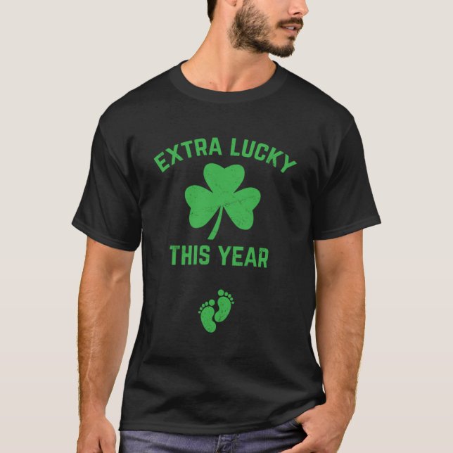 St Patrick s Day Extra Lucky i år Baby Announ T Shirt (Framsida)