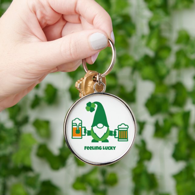 St. Patrick’s Day Gnome with Beer Mug Rund Silverfärgad Nyckelring (Hand)