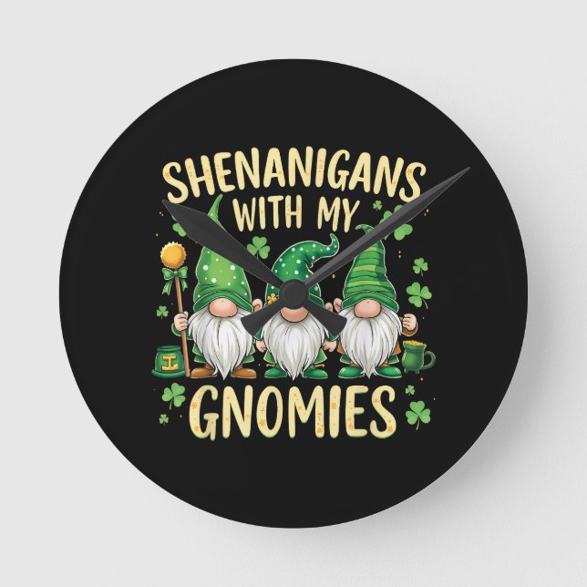 St Patrick’s Day Lucky Shamrock Gnome  Rund Klocka (Framsida)