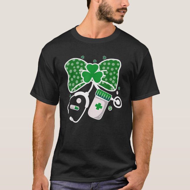 St Patrick s Day Nurse Coquette Bow Stethoscope me T Shirt (Framsida)