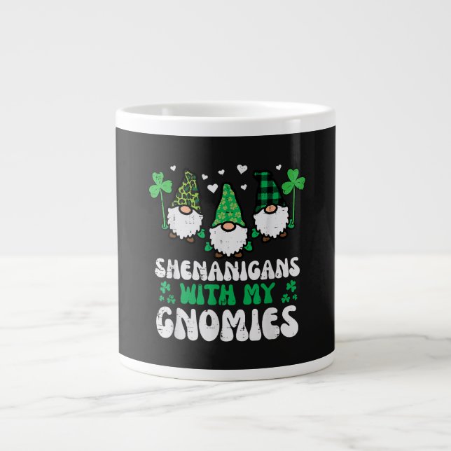 St Patrick Shenanigans Med Gnomies Tomtar Jumbo Mugg (Framsidan)