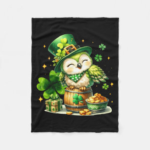 St patricks dag djur uggla som håller irländsk sha fleecefilt