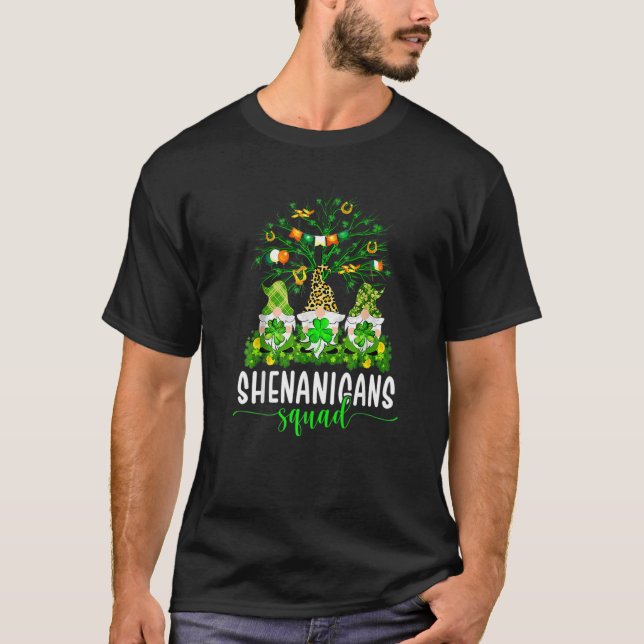 St Patricks Day 2023 Shamrock Irish Gnome Shenanig T Shirt (Framsida)