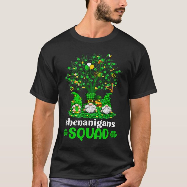 St Patricks Day 2023 Shamrock Irish Gnome Shenanig T Shirt (Framsida)