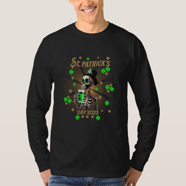 St Patrick's Day 2023 Skeleton drinking Green Beer T Shirt (Framsida)