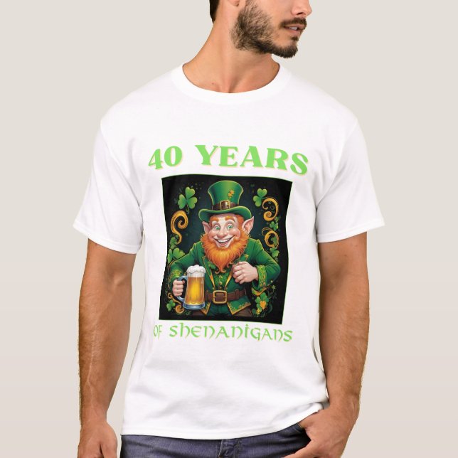 St Patricks Day 40 Years Of Shenanigans Birthday T Shirt (Framsida)