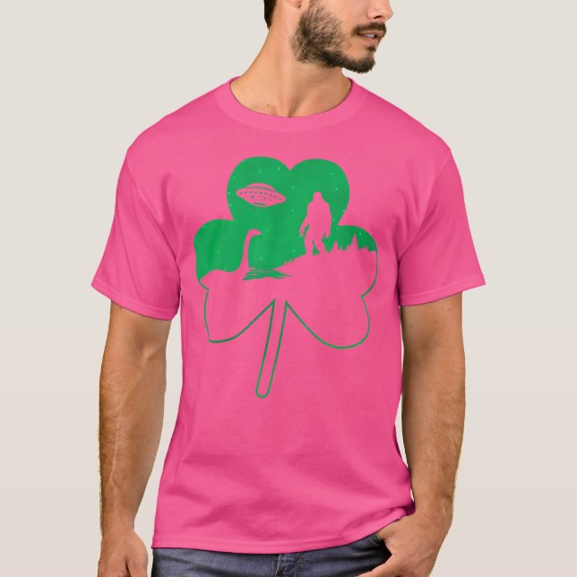 St patricks day Bigfoot Nessie Ufo Alien Shamrock T Shirt (Framsida)