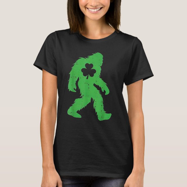 St Patricks Day Bigfoot Sasquatch Shamrock Men Wom T Shirt (Framsida)