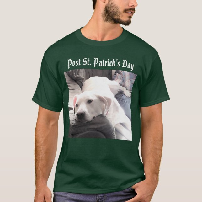 St. Patrick's Day Cute Lazy White Hund Resting T Shirt (Framsida)