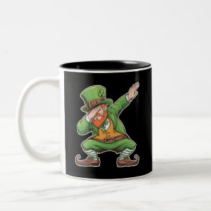 St Patricks Day Dab Dabbing Leprechaun i grönt Två-Tonad Mugg