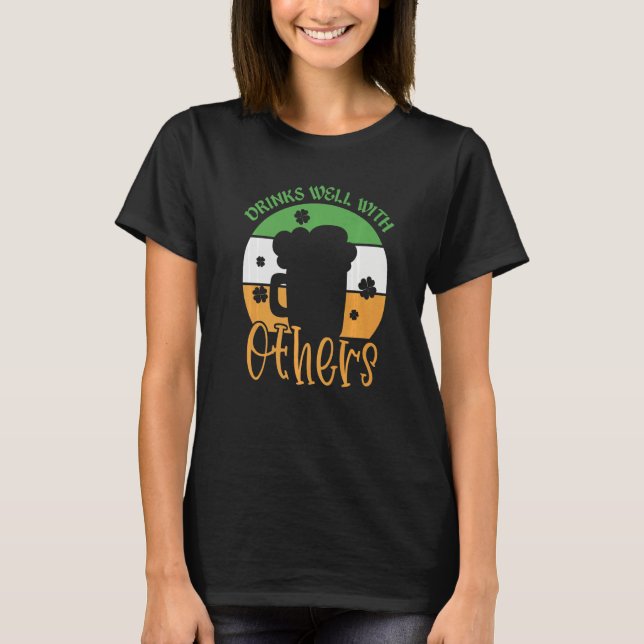 St Patricks Day Drinking Drinks Well With Other Vi T Shirt (Framsida)