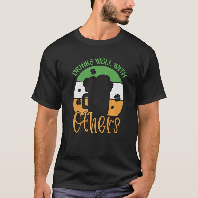 St Patricks Day Drinking Drinks Well With Other Vi T Shirt (Framsida)