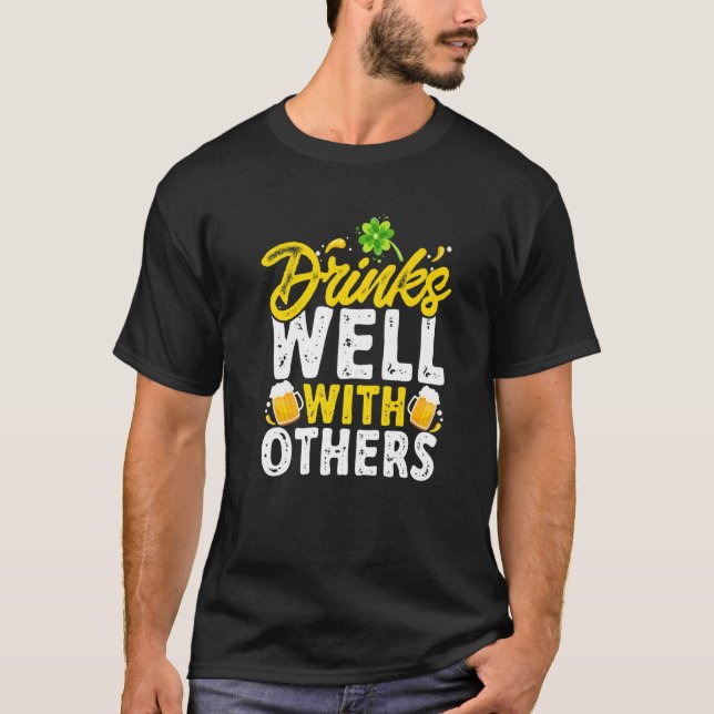 St Patricks Day - Drinks Well With Others Premium T Shirt (Framsida)