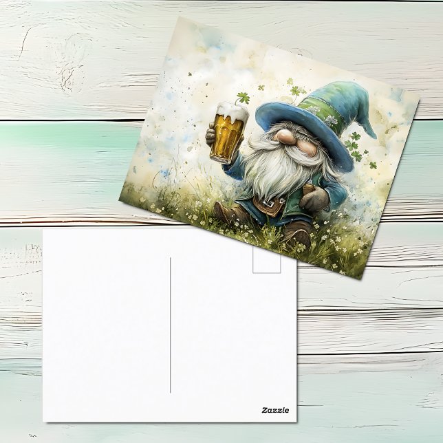 St. Patrick's Day Firande Gnome Helg Vykort (St. Patrick's Day Gnome Drinking Beer postcard)
