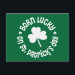 St patricks day födelsedag vykort<br><div class="desc">Born på St Patrick's Day - Lucky Irish Birthday Shamrock - Grönt Gear-grafik på skjortor,  hattar,  mugg,  klistermärken,  t-shirts,  hookar,  sweatshirts,  magnet och knappar är underbara gåvor till unga eller gamla.</div>