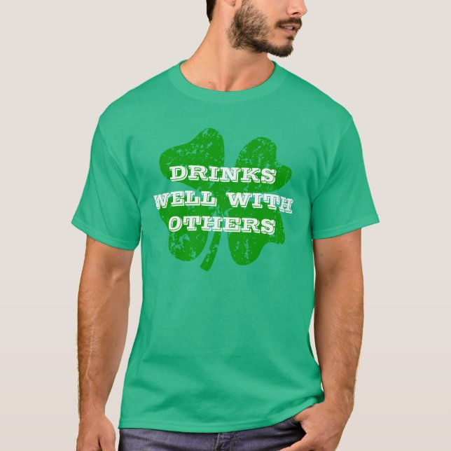 St patricks day för grönt | Drycker bra med andra Tee (Framsida)