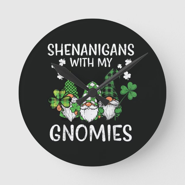 St Patricks Day-fyr eller Gnomies Gnome Rund Klocka (Framsida)