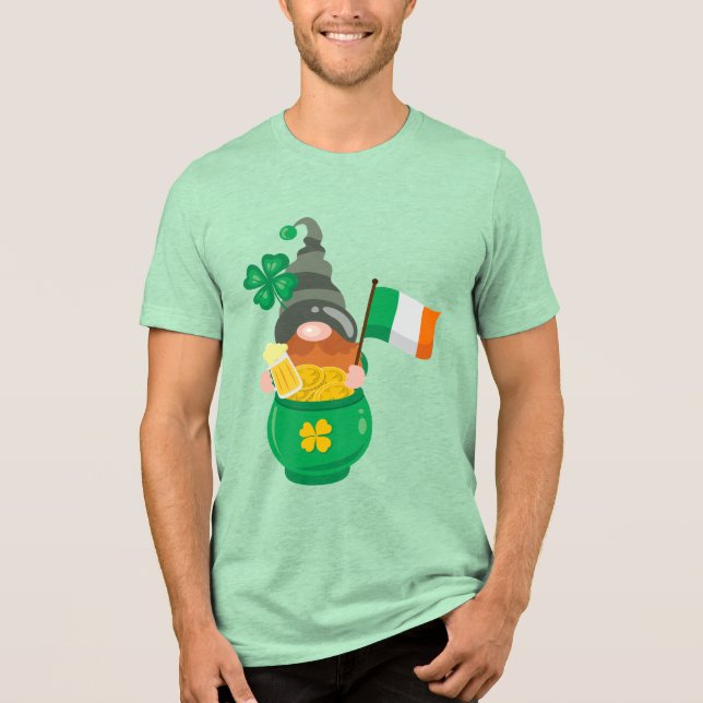 St. Patrick's Day Gnome med Pot of Guld T Shirt (Framsida)