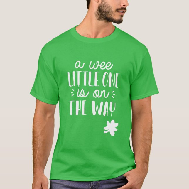 St. Patrick's Day Gravid Announcement Wee Littl T Shirt (Framsida)
