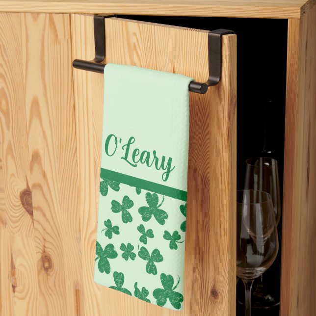 St. Patrick's Day Grön Shamrock Monogram Kökshandduk (Thirds Fold)