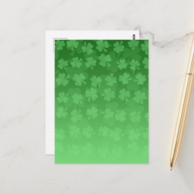 St. Patrick's Day gröna shamrock-mönster med ombre Vykort (Fram/Back In Situ)