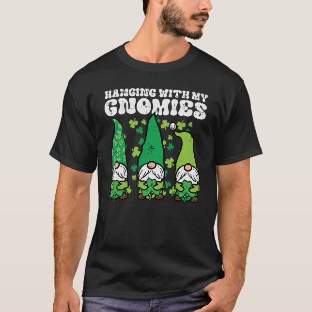 St Patricks Day Hanging With Gnomies Gnomes Men Wo T Shirt (Framsida)