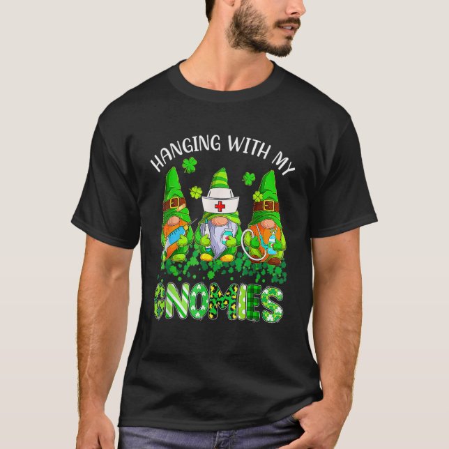 St Patricks Day Hanging With My Gnomies Nurse Stet T Shirt (Framsida)