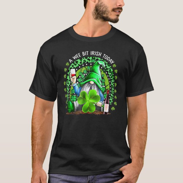 St Patrick's Day Irish Gnome Drink Wine Shamrock R T Shirt (Framsida)