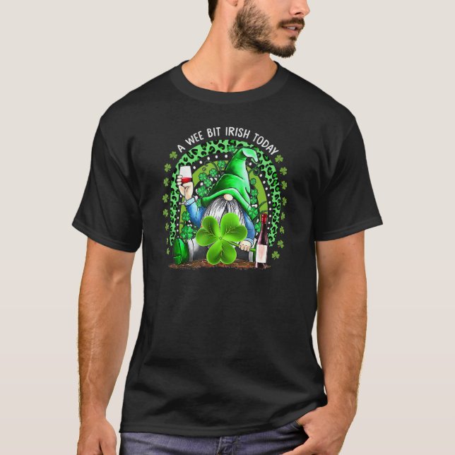 St Patrick's Day Irish Gnome Drink Wine Shamrock R T Shirt (Framsida)