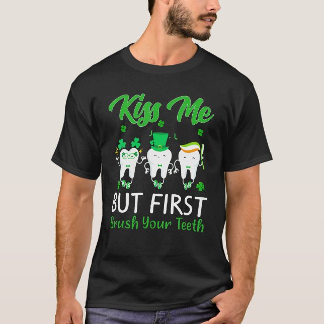St patrick's day Kiss mig, men först borsta teeten T Shirt (Framsida)