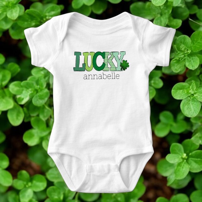 St. Patricks Day Lucky Green Letters Beställningsv T Shirt (Skapare uppladdad)