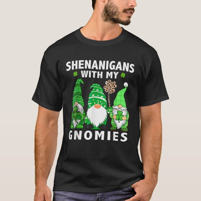 St Patricks Day Lucky Shamrock Leopard Gnomes Iris T Shirt (Framsida)