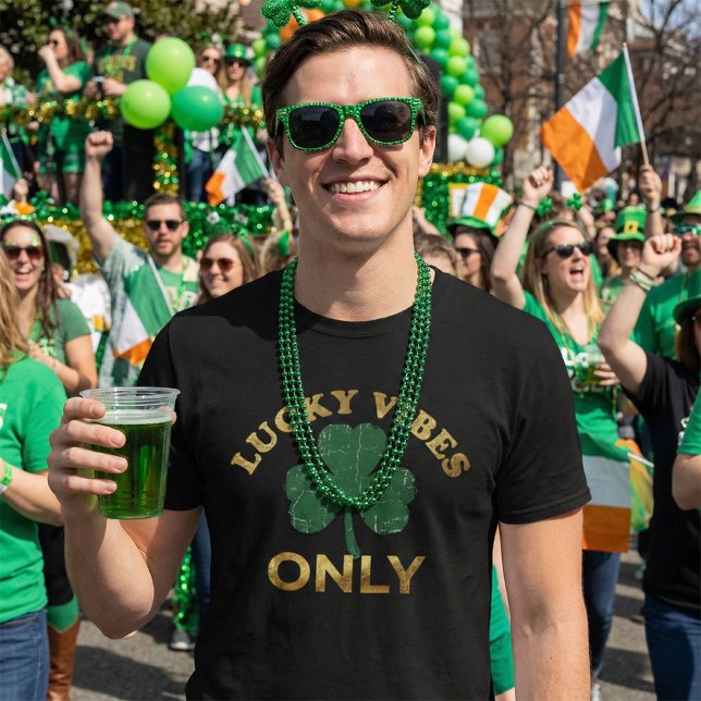 St Patrick's Day Lucky Vibes Distressed Shamrock T Shirt (Skapare uppladdad)