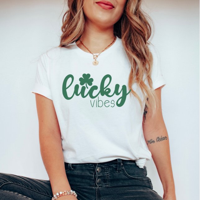 St. Patrick's Day Lucky Vibes med Grönt Klöver T Shirt (Skapare uppladdad)