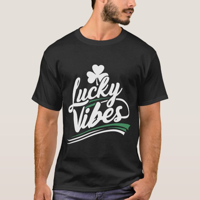 St patricks day Lucky Vibes T Shirt (Framsida)