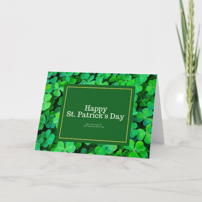 St. Patrick's Day Lycklig med Shamrock på grönten Helgkort (Framsida)
