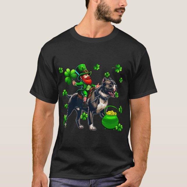 St Patrick's Day Man Riding Pit Bull Shamrocks T Shirt (Framsida)
