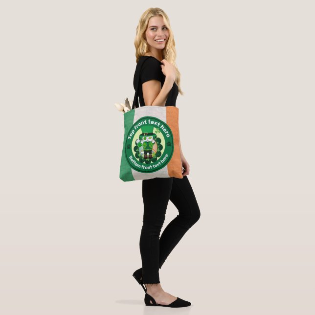 St. Patrick's Day med en lucky One-Eyed Cat Tygkasse (På modell)