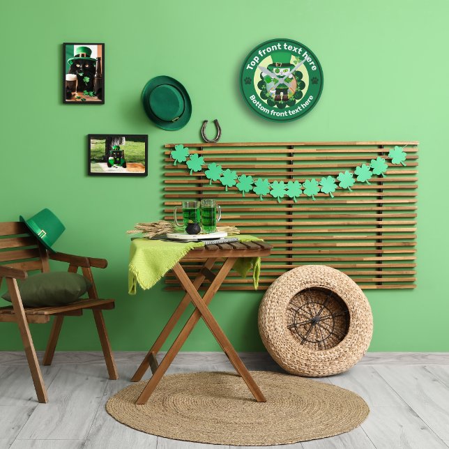 St. Patrick's Day med en lycklig enögd katt Rund Klocka (St. Patrick's Day with a Lucky One-Eyed Cat Round Clock)