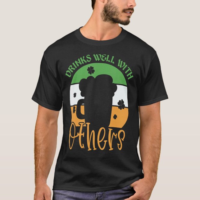 St patricks day och dryck med andra VI T Shirt (Framsida)
