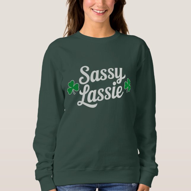 St patricks day Sassy Lassie Funny Irish T Shirt (Framsida)