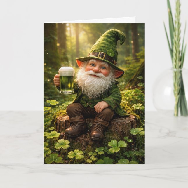 St. Patrick's Day Tomte Med Grönt Öl Kort (Framsida)