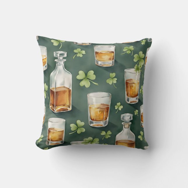 St. Patrick's Day Whiskey and Shamrocks Pattern Kudde (Framsida)
